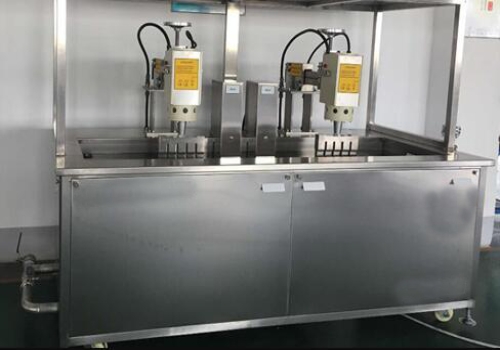 清洗能力：該設備可同時清潔4個噴絲頭。清潔方法：用喇叭諧振器進行清潔，噴絲板在所有清潔時間內都在旋轉。喇叭諧振器安裝在清洗槽的上部下方，用于清洗工件的上表面。由于喇叭底部和工件頂部表面之間的尺寸很小（