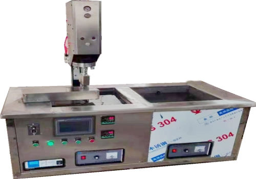 產品性能：1.該機采用聚能型超聲波發生器，具有清洗振幅大，穿透力強等性能；2.能充分去掉針面毛剌及針管內異物；3.振子游動距離及游動速度均無級可調；4.鈦合金振子，經久耐用；5.整機采取孩腐蝕、防銹措